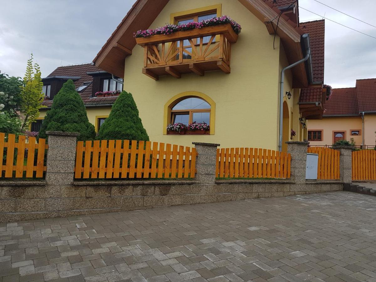 Apartamento Zlty Dom Vrbov Exterior foto