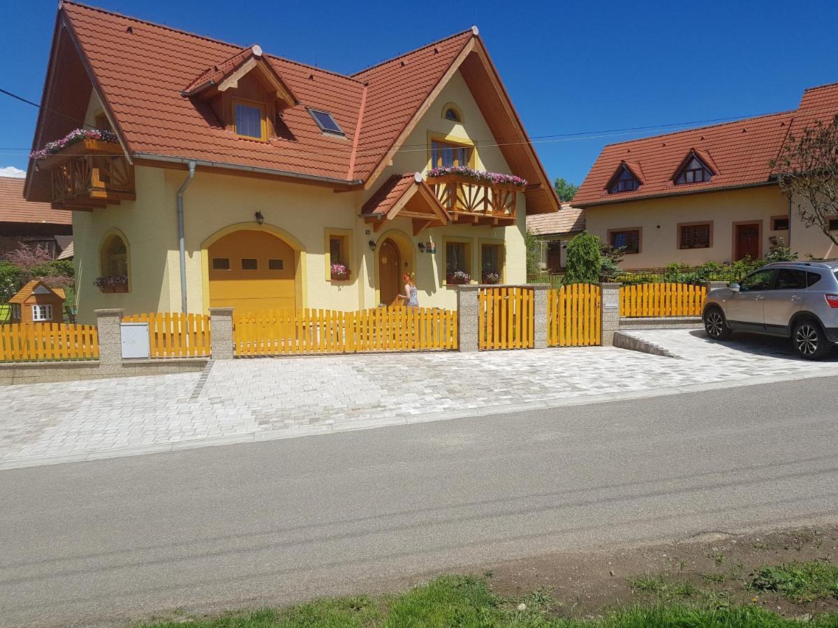 Apartamento Zlty Dom Vrbov Exterior foto